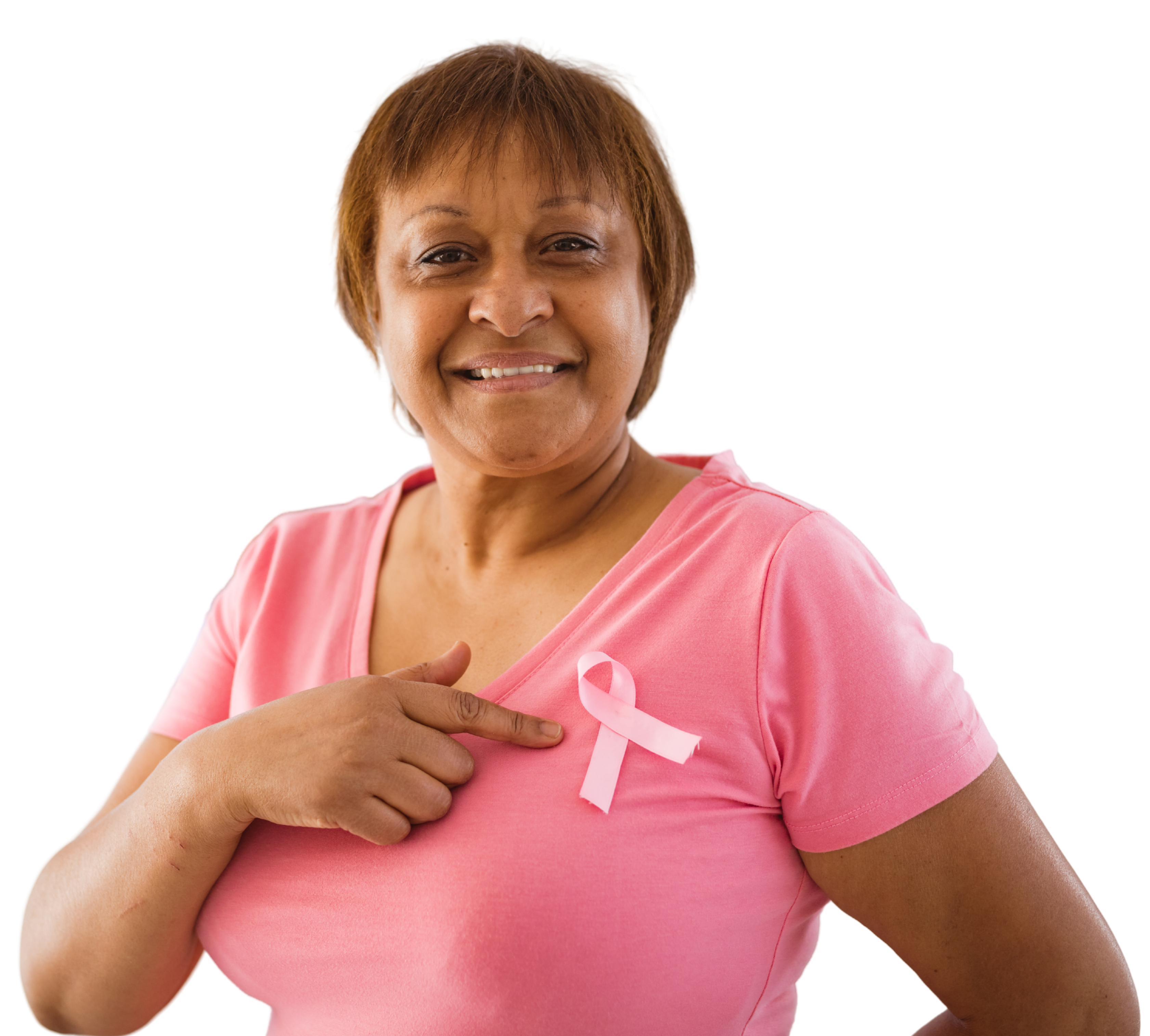 Mulher sorrindo com a fita rosa da campanha de prevenção ao câncer